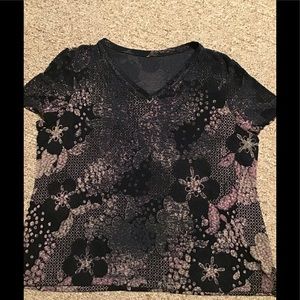 Woman’s size 2X short sleeve V-neck top